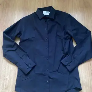 Svart skjorta från selected homme Helt ny prislapp kvar  Ordinarie pris 600 kr Säljer för att den inte passar 