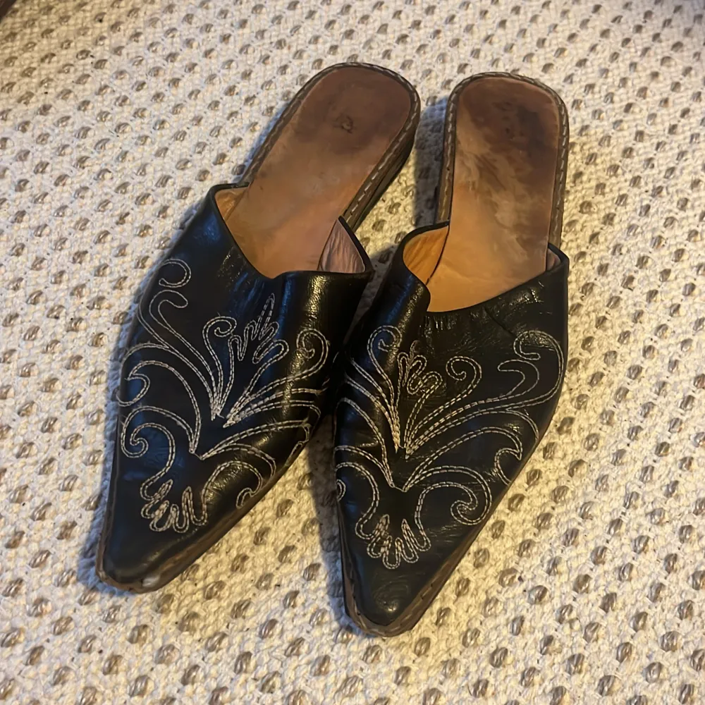 Jag säljer min mammas skor från Tunisien som hon köpte i Sousse. Vi brukar kalla dem för aladdin-skor😅 Ett par svarta, ett par bruna. Båda i äkta läder. Fint skick på ovansidan men något sliten sula. 100kr per par. Skriv vid frågor!. Skor.