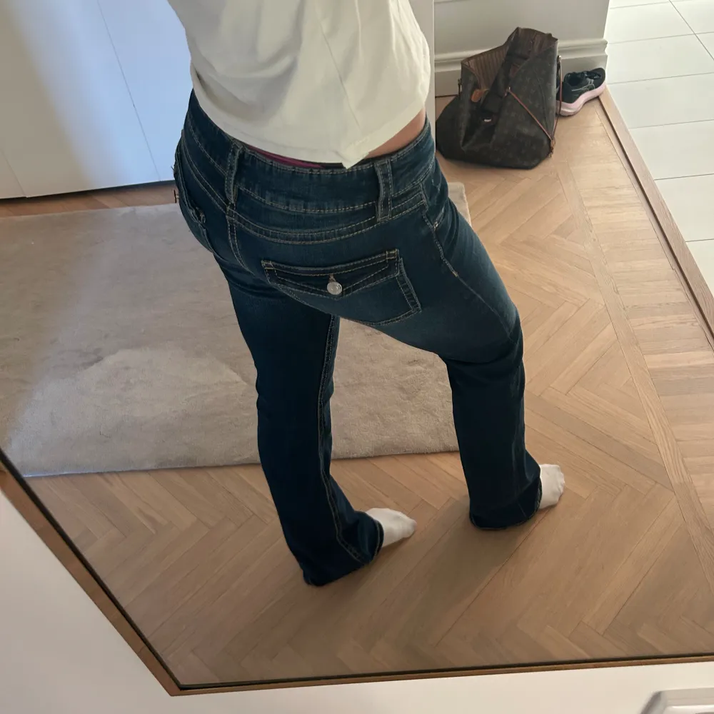 Sjukt snygga lågmidjade jeans! Passar mig som är ca 167 och har storlek xs/s. Använda en gång. . Jeans & Byxor.