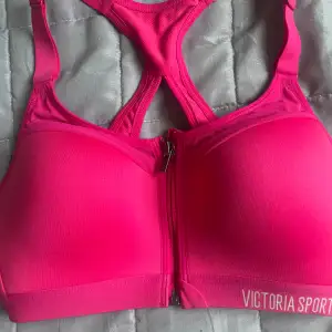 Superskön och fin sport bh från Victorias Secret i en jättefin rosa färg!! Storleken är 32C vilken representerar ungefär 70/75C. I ett jättebra skick! Köpt för 900kr. 🥰🥰