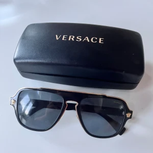 Versace solglasögon - Köpte dessa 2021 men skaffade andra jag gillar mer så använder ej dem. Ny pris 2445 :-  Jag har totalt använt dem ca 7 gånger, inga repor så de är i nyskick. Kvitto finns!
