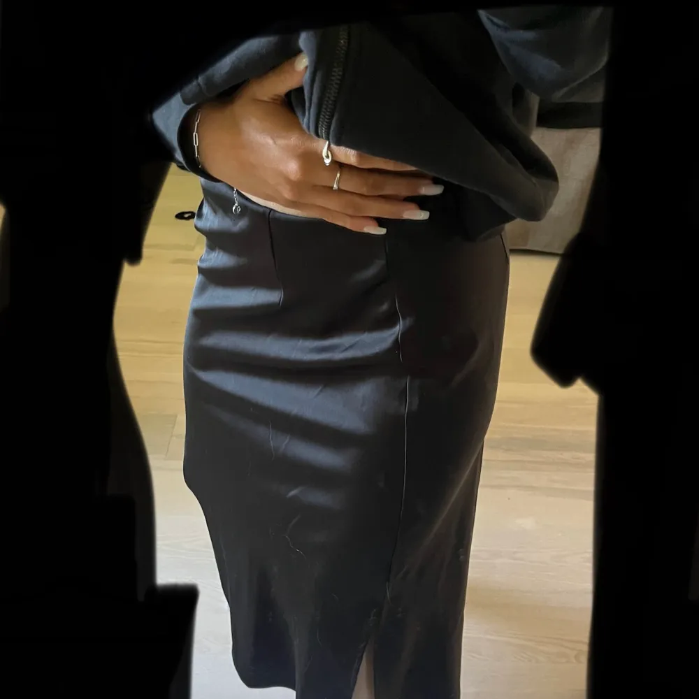 äljer denna svarta kjol från bikbok. Använd endast ett fåtal gånger, storlek xs. I satin liknande material. Kjolar.