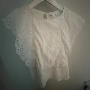 Säljer denna vita blusen med blommigt tyg. Stöper gullig och är köp på H&M