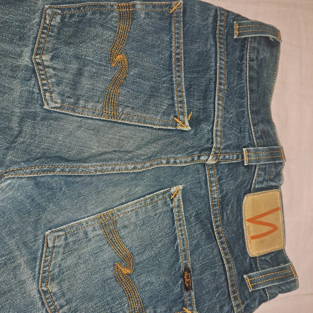 Säljer nudie jeans i bra skick, de är för små i midjan för mig.🤗. Jeans & Byxor.