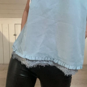 Blå linne - Blått linne med spets. Snygg till sommaren. Lite större i storleken.