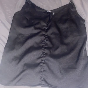 Linne - Ett fint linne från bik bok som är i typ silkes material och är i jätte bra skick inga skador på den den är använd en gång på en n fest sedan it använd mer köpt för 150 kr 