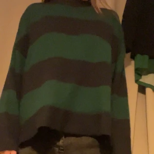 Stickad tröja🤍 - Stickad grön blå tröja från H&M! Superfin och bekväm🤍 Det är storlek L men mest så att det är lite oversized💚