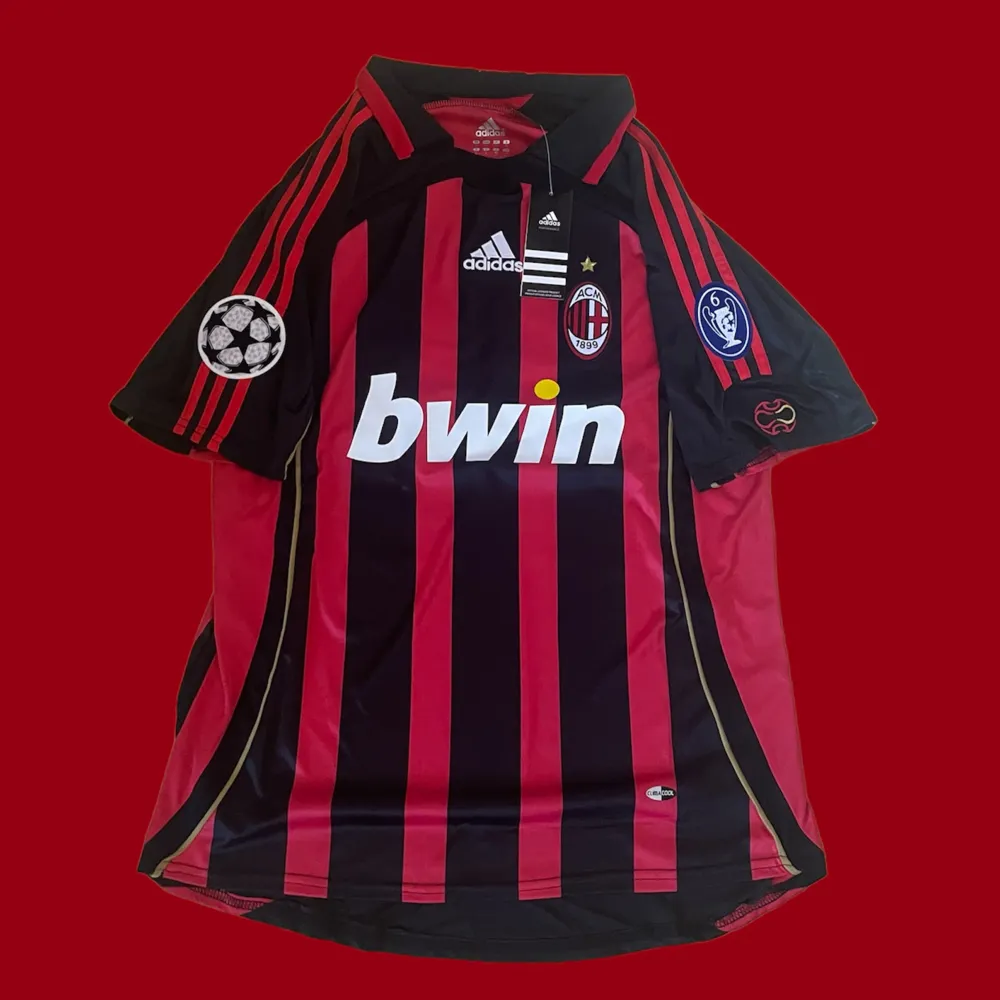 Helt ny AC Milan tröja med Kaká #22 på ryggen har även CL Badge #6 på ena armen och vanlig CL på andra armen. Sport & träning.