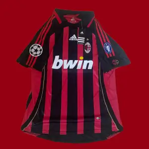 Helt ny AC Milan tröja med Kaká #22 på ryggen har även CL Badge #6 på ena armen och vanlig CL på andra armen