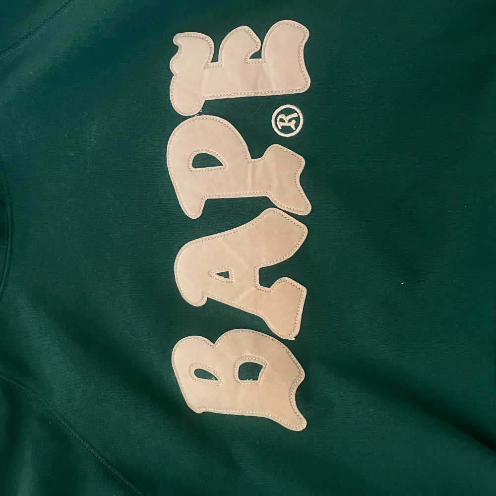 Grön bape hoodie köpt från Vinted, väldigt sparsamt använd av mig då det inte riktigt är min stil längre! Priset kan diskuteras. Hoodies.