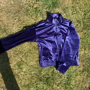 En mörkblå sammetströja. Köptes på Ullared, den är storlek 158/164.kontakta om du är intresserad!🥰