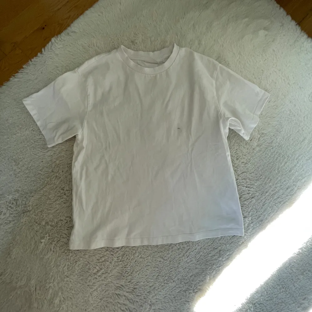 Super fin tröja från Gina, säljs för att den är fel storlek! Det finns en liten fläck (bild 3) så det går att diskutera pris! 🩵. T-shirts.