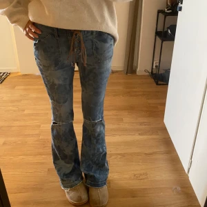 Tiedye jeans  - Jätte fina tiedye jeans med knytning som gylf. Innerbenslängd: 82 . Midjemått 37 tvärsöver men stretchigt material. Köptes utomlands för 890kr. 