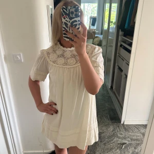 Off-white klänning från & other stories!!💕 - Såå fin klänning från & other stories!! Använd endast en gång på studenten💕så den är i super skick! Storlek 38 och jag är 173 lång! 