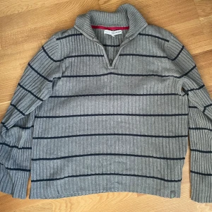 Stickad tröja  - Stickad zip-up tröja. I storlek M-L.  