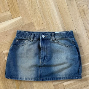 Kort vintage jeanskjol - Kort y2k jeanskjol! Skulle säga att den passar en XS/S då den är väldigt kort💕