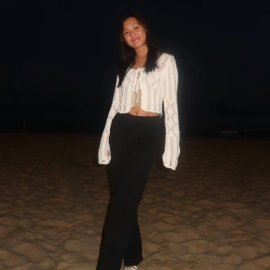 Krämvit kofta  -  150kr (nypris 280). Endast använd en gång. Säljer pga skada innan köp men märkte det inte förren första användningen. Annars jättefin! Frakt betala av köpare. 