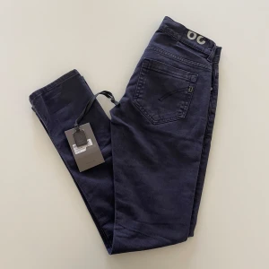 Dondup George  - Sjukt snygga dondup jeans i modellen George. Tafsen finns kvar och de är i mycket bra skick. 