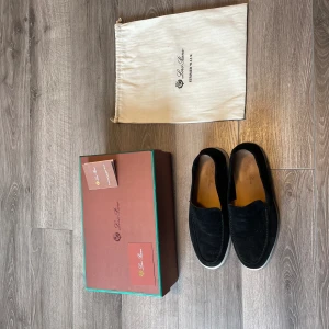 Loro piana 42 - Stl 42  Svarta  2 månader gamla 