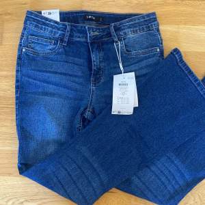 Jätte fina helt nya lågmidjade bootcut jeans från LMTD i storlek XS🤍   Säljes då de var för små🤍 