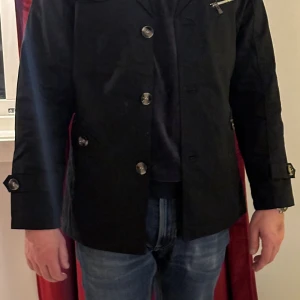Jacka/Rock/Kappa - Snygg jacka/rock/kappa säljes Strl; M (liten i strl) Färg; marinblå  I nyskick aldrig använd 