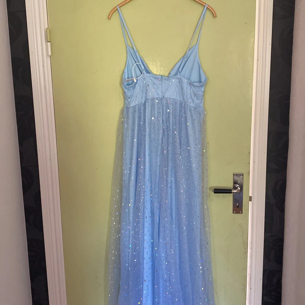 Dena är bara testad 1 gång, hade en annan klänning till balen så nu tänkte jag sälja denna fina klänningen då den aldrig kom till användning . Klänningar.