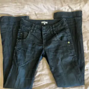 Säljer mina svarta/gråa jeans eftersom dom blivit försmå för mig💞skriv vid frågor