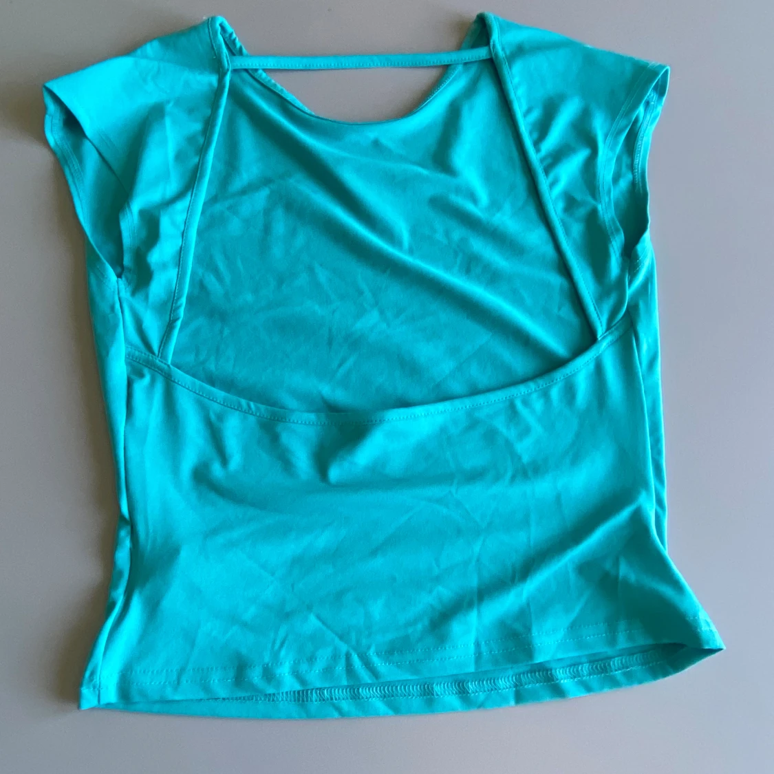 Turkos tröja med öppen rygg