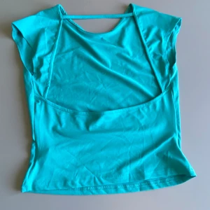 Turkos tröja med öppen rygg - Storlek S men funkar för M också. Väldigt fin men har aldrig kommit till användning💗Pris kan diskuteras