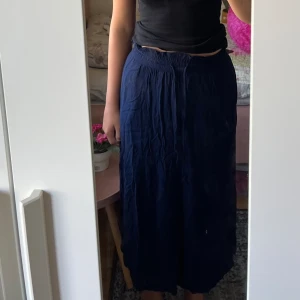 Hampton Republic kjol - Säljer denna mörkblå kjol från Hampton republic som tyvärr inte kommit till användning. Den är ganska töjbar, luftigt material och kan bäras både lågmidjat och högmidjat. Stryks innan det skickas iväg