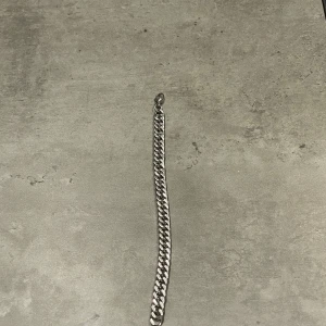 Armband - Skick 9.5/10 Längd: 19cm Bredd: 7mm Nypris: 700kr