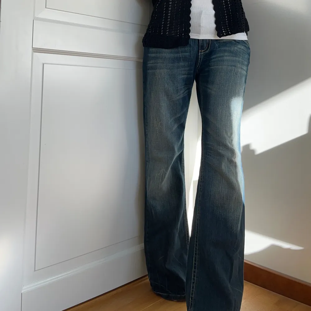 Så coola jeans som tyvärr är för stora (står på tå på andra bilden). Baggy/vida ben❤️Midjemått rakt över: 41cm. Innebenslängen: 82cm. Benbredd: 25cm. Jeans & Byxor.