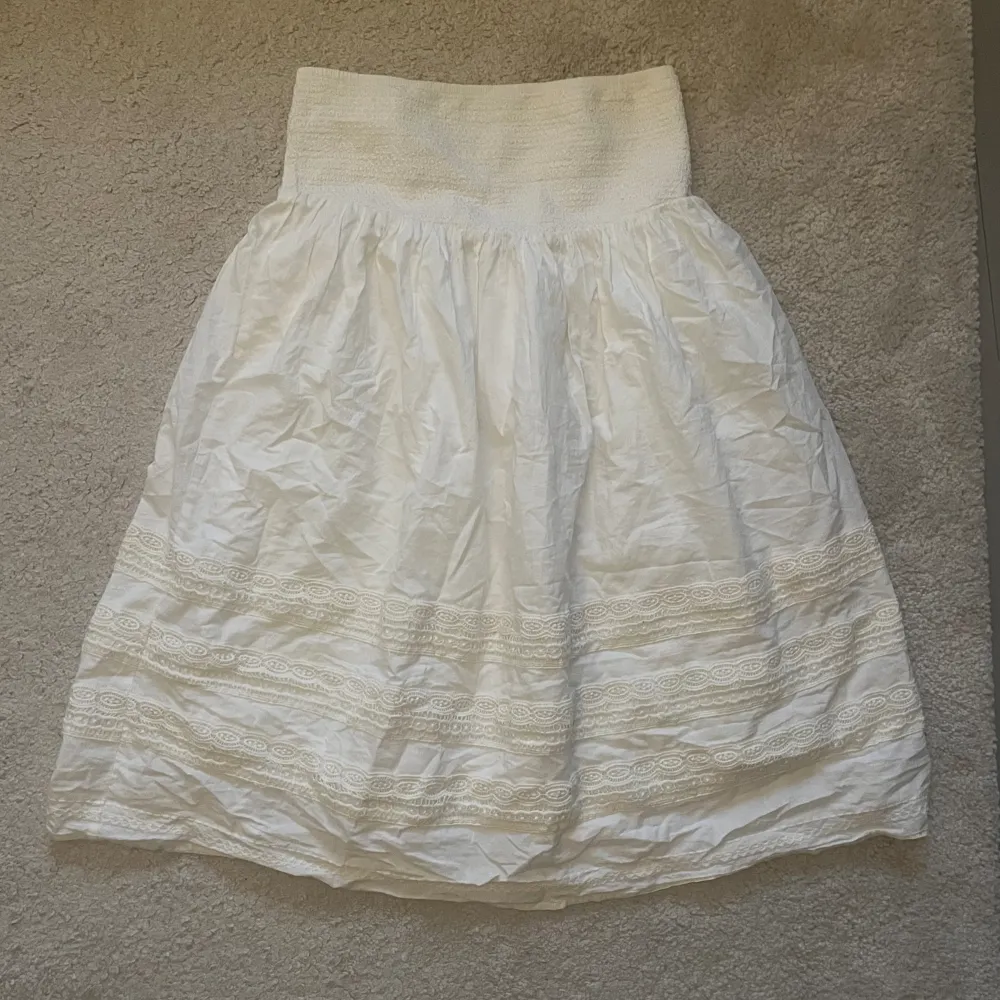 Säljer denna vita kjol då jag inte gillar hur den sitter i längden. Jag är 167 cm. Den har inga defekter vad jag kan se och är i bra skick!. Kjolar.