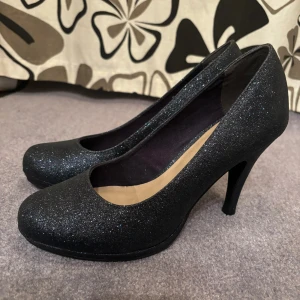 Glittriga Tamaris klackskor - Helt nya, endast prövade. De passar mer 37-37,5.