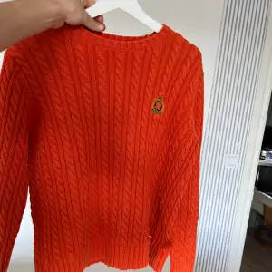 Kabelstickad orange tröja från Ralph Lauren. Passar XS-M. 