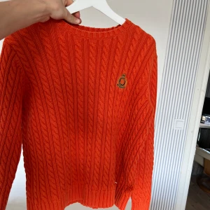 Ralph Lauren Kabelstickad - Kabelstickad orange tröja från Ralph Lauren. Passar XS-M. 