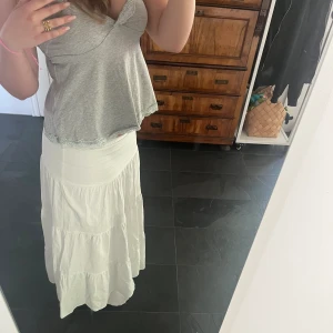 Vit långkjol - Storlek M. Nyskick 