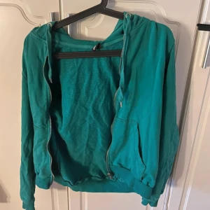 Grön ziphoodie  - Ifrån Gina tricot 