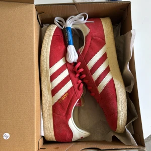 Adidas gazelle - Ett par väldigt fina adidas gazelle i en färg som inte säljs längre. Skorna är i väldigt bra skick då de var för små för mig! Storlek 44 men är väldigt små i strlk så kan passa 43-42. Hör av dig vid fler frågor😄