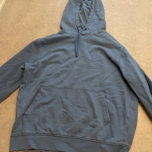Hoodie - Storlek L, ca 89cmlång (inklusive luvan), ca 57cm lång (utan luvan) och ca 52 cm bred runt magen. Köptes för några år sen, men ganska sällan andvänd. Lite skrynkligt men annars bra skick.