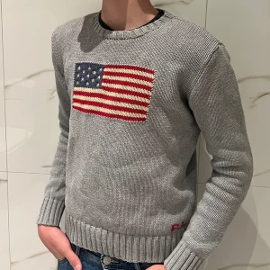 Polo Ralph Lauren sweat - Säljer nu en as fet stickad polo sweatshirt i toppen skick (9/10). Nypris 2,6k ish och mitt pris 1099kr. Modell är 179cm lång. Hör av dig vid funderingar och pris kan alltid diskuteras mvh Haggiz🦩