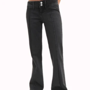 Intressekoll jeans - Jätte snygga low Waist jeans från monki. Som i nyskick. Kontakta för fler bilder