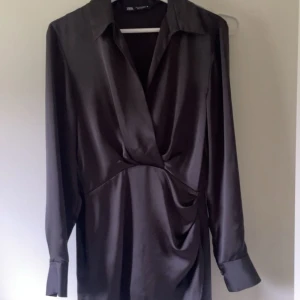 Zara klänning - Satin klänning från Zara🖤