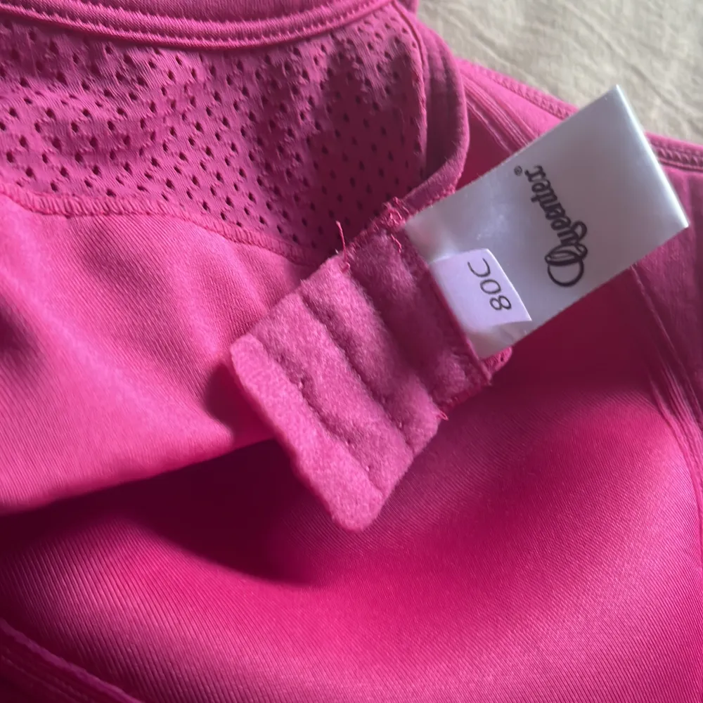 En aldig använd neon rosa sport bh i storlek 80C💕. Sport & träning.