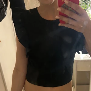 Den 2022 virala zara tröjan  - Zara tröja med volanger vid axlarna storlek m kan bäras i xs och s 