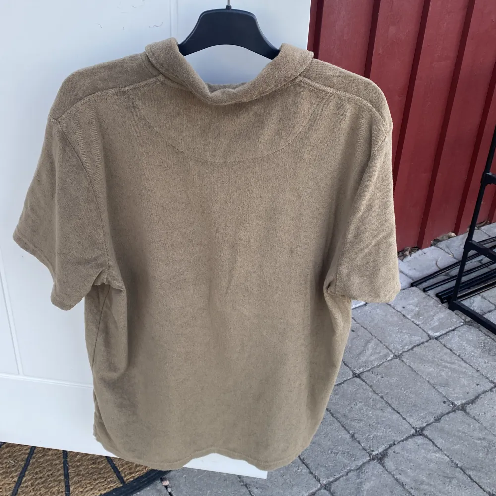 En snygg froté tröja från Morris som inte kommer till användning. Perfekt nu inför vår/sommaren. Original pris 899kr. T-shirts.