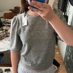 Tröja med ballongärm  - Aldrig använd med lappen kvar!! 