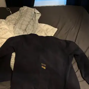 Boss hoodie en av de gammla modellerna, säljer för att den inte passar längre, skick 9/10