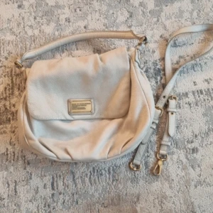 Marc Jacobs väska  - Super fin marcjacobs väska i ljus beige ljus grå som är använd men fortfarande väldigt bra skick! 💕