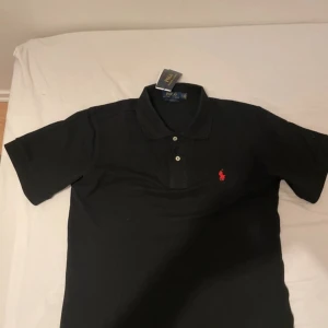 Polo pikétröja  - Polo pikétröja i storlek S säljes då den inte passar mig. Helt ny och oanvänd. Rök- och djurfri miljö!